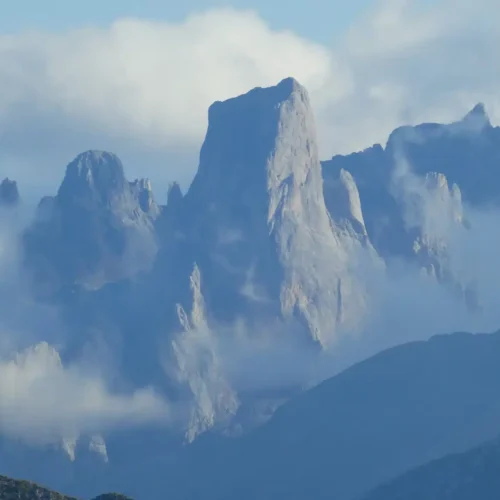 Imagen del Naranjo de Bulnes, en pleno corazón de los Picos de Europa.