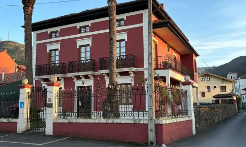 Fachada del Hotel Casa de Indianos Don Tomás desde las calles de Nueva