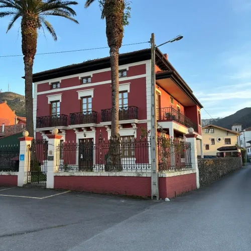 Fachada del Hotel Casa de Indianos Don Tomás desde las calles de Nueva