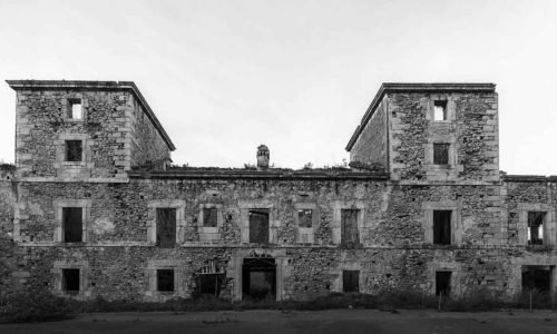 Imagen de la fachada y entrada del Palacio de los Duque de Estrada.