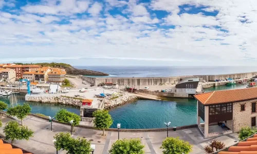 Vistas desde las habitaciones del Hotel Miraolas al puerto de Llanes