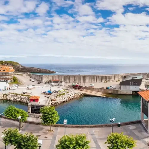 Vistas desde las habitaciones del Hotel Miraolas al puerto de Llanes