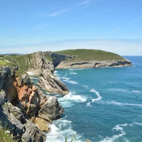 Imagen de la vista que ofrece el paseo de San Pedro hacia el mar Cantábrico y la costa llanisca.