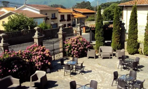 Patio exterior del Hotel y Apartamentos El Camín