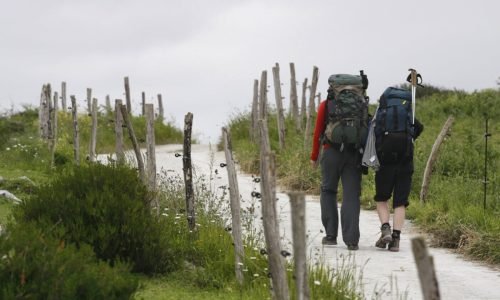 Peregrinos en busca de albergues del Camino del Norte en Llanes