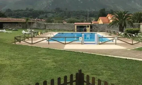 Imagen de la piscina del hotel Palacio de Garaña con la Sierra del Cuera detrás