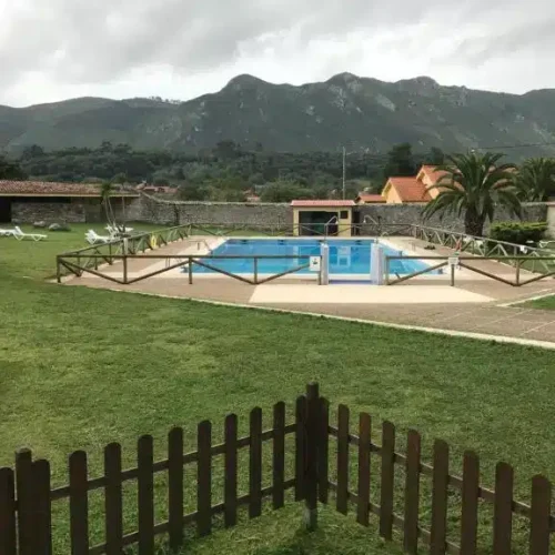 Imagen de la piscina del hotel Palacio de Garaña con la Sierra del Cuera detrás