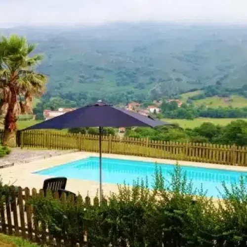 Piscina de temporada del Hotel Rural El Otero