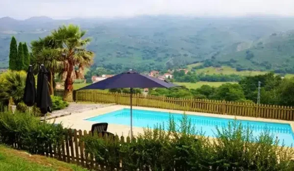Piscina de temporada del Hotel Rural El Otero