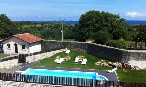 Imagen de las vistas del Hotel Villa Marrón a la piscina y al mar.