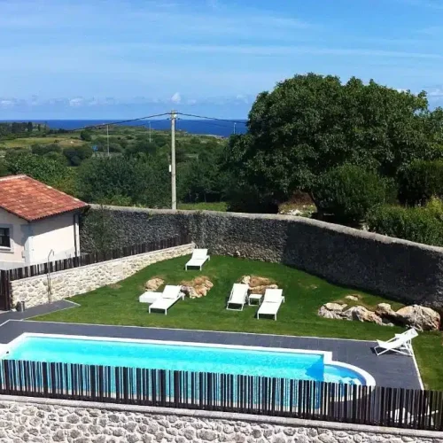 Imagen de las vistas del Hotel Villa Marrón a la piscina y al mar.