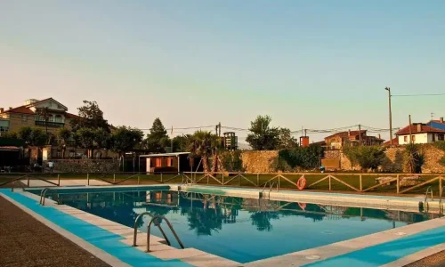Imagen mas cercana y en detalle de la piscina del hotel Palacio de Garaña