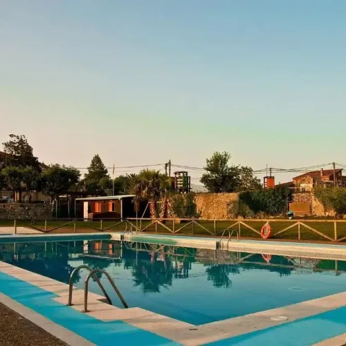 Imagen mas cercana y en detalle de la piscina del hotel Palacio de Garaña