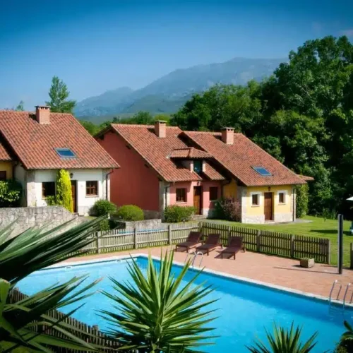 Otra imagen de la piscina con algunas suites de fondo del Hotel Rural La Lluriga