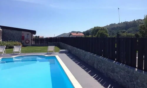 Imagen de la piscina del Hotel Villa Marrón.