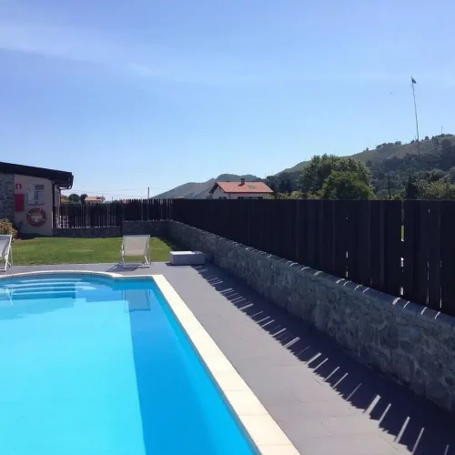 Imagen de la piscina del Hotel Villa Marrón.