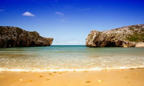 Turismo en Llanes. Vista de la playa de Cuevas del Mar