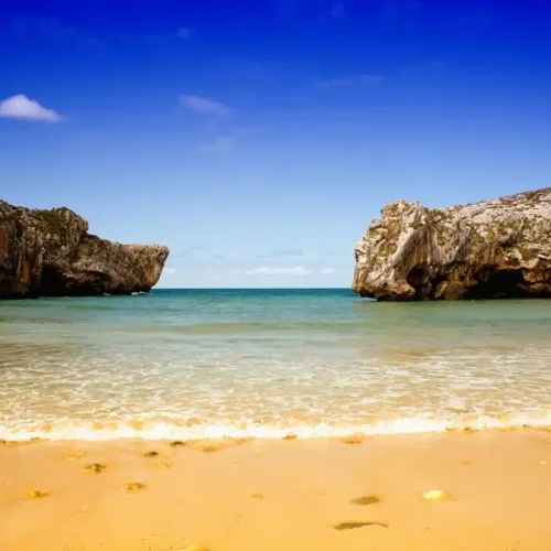 Turismo en Llanes. Vista de la playa de Cuevas del Mar