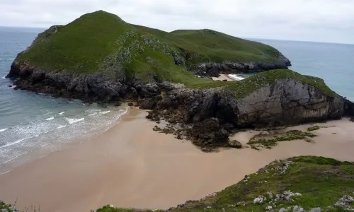 Imagen de la Playa de Almenada, únicamente accesible en marea baja.