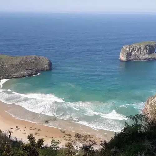 Imagen panorámica de la playa de Ballota, desde su mirador.