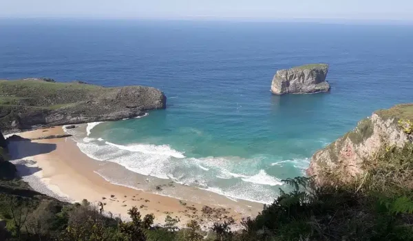 Imagen panorámica de la playa de Ballota, desde su mirador.