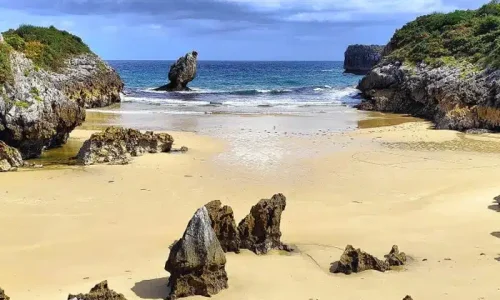 Playa de Buelna con el característico El Picón al fondo.