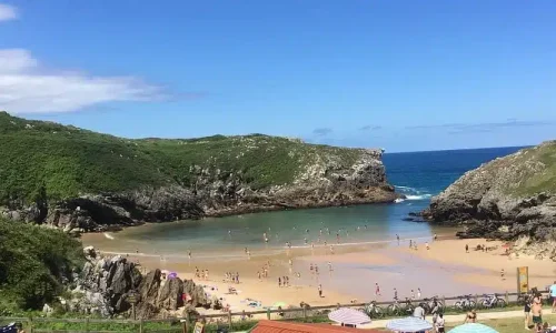 Imagen de la playa de Cué.
