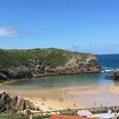 Imagen de la playa de Cué.