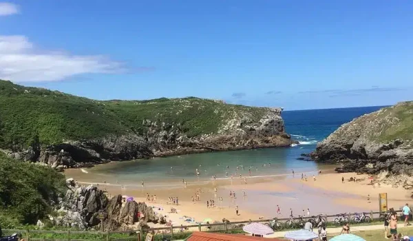 Imagen de la playa de Cué.