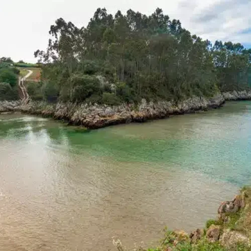 Imagen de la Playa de Guadamía en marea alta