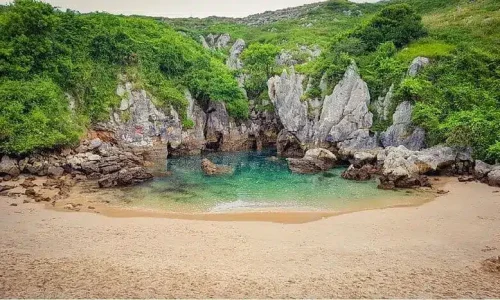 Imagen de la playa de Gulpiyuri en Llanes