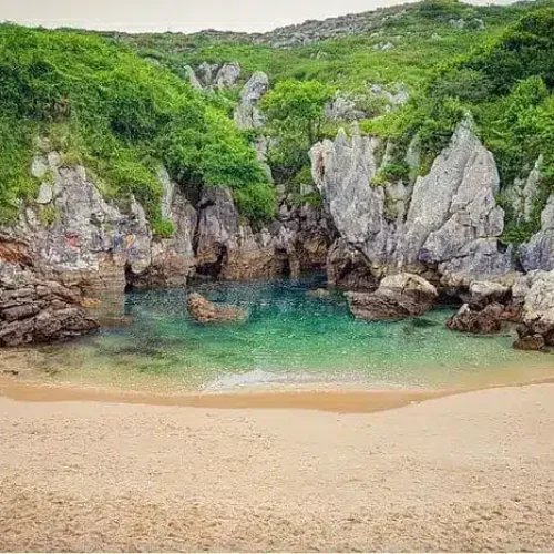 Imagen de la playa de Gulpiyuri en Llanes