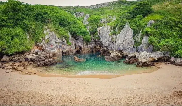 Imagen de la playa de Gulpiyuri en Llanes
