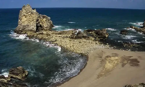 Playa de Pendueles en bajamar con el emblemático Islote de los Picones.