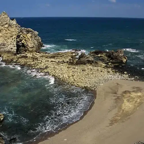 Playa de Pendueles en bajamar con el emblemático Islote de los Picones.