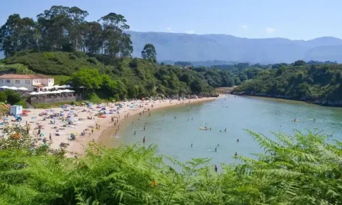 Imagen panorámica de la Playa de Poo.