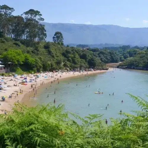 Imagen panorámica de la Playa de Poo.