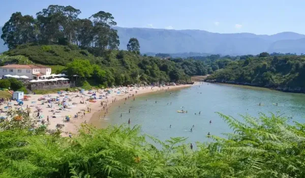 Imagen panorámica de la Playa de Poo.