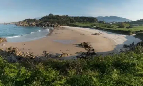 Imagen panorámica de la playa de Toranda, en Niembro, Llanes.