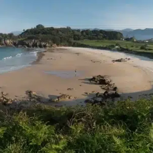 Imagen panorámica de la playa de Toranda, en Niembro, Llanes.