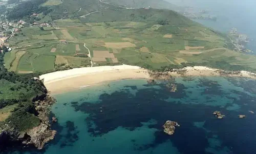 Imagen aérea de la playa del Valle, junto con la playa de Toranda a su izquierda.