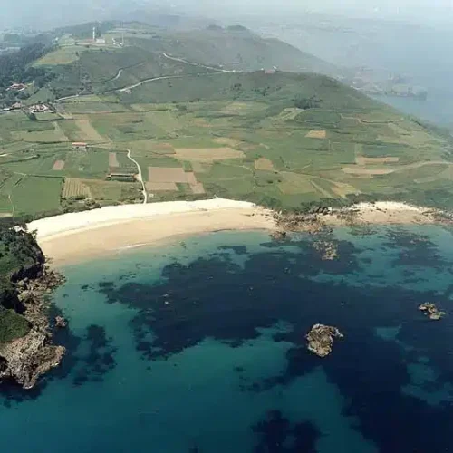 Imagen aérea de la playa del Valle, junto con la playa de Toranda a su izquierda.