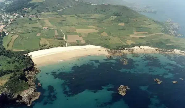 Imagen aérea de la playa del Valle, junto con la playa de Toranda a su izquierda.