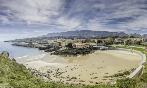 imagen panorámica de la playa de El Sablón, en pleno corazón de Llanes.