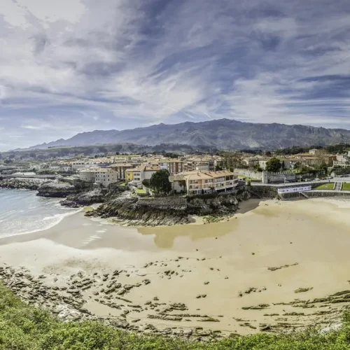 imagen panorámica de la playa de El Sablón, en pleno corazón de Llanes.
