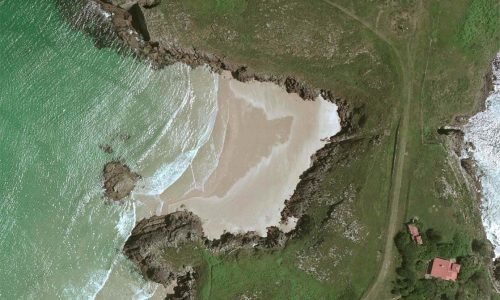 Imagen cenital de la playa de la Tayada.