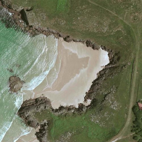 Imagen cenital de la playa de la Tayada.