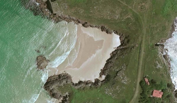 Imagen cenital de la playa de la Tayada.