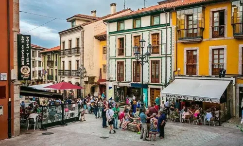 Imagen de la Playa Mayor en pleno corazón de Llanes