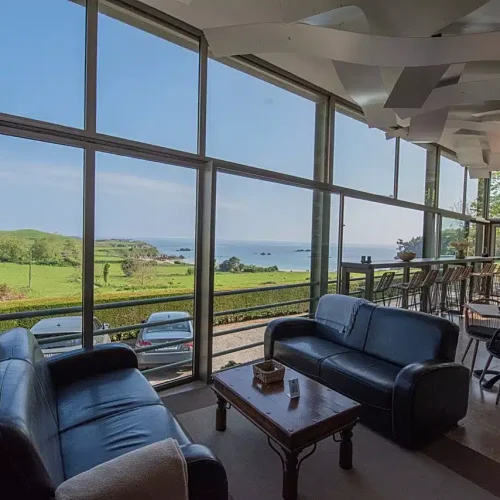 Imagen del comedor y la recepción del Hotel La Portilla.